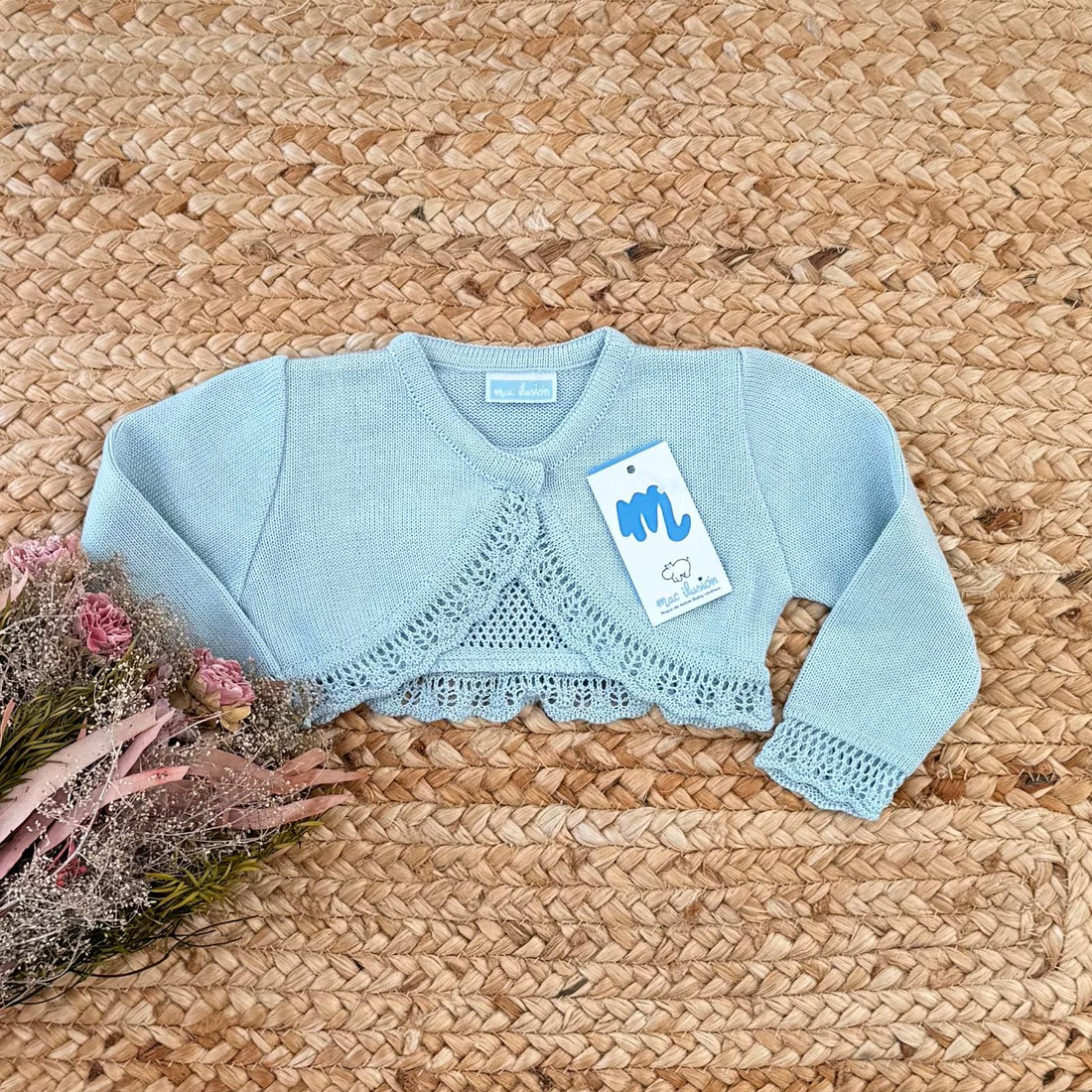 Coprispalle neonata azzurro polvere con lavorazione traforata frontale