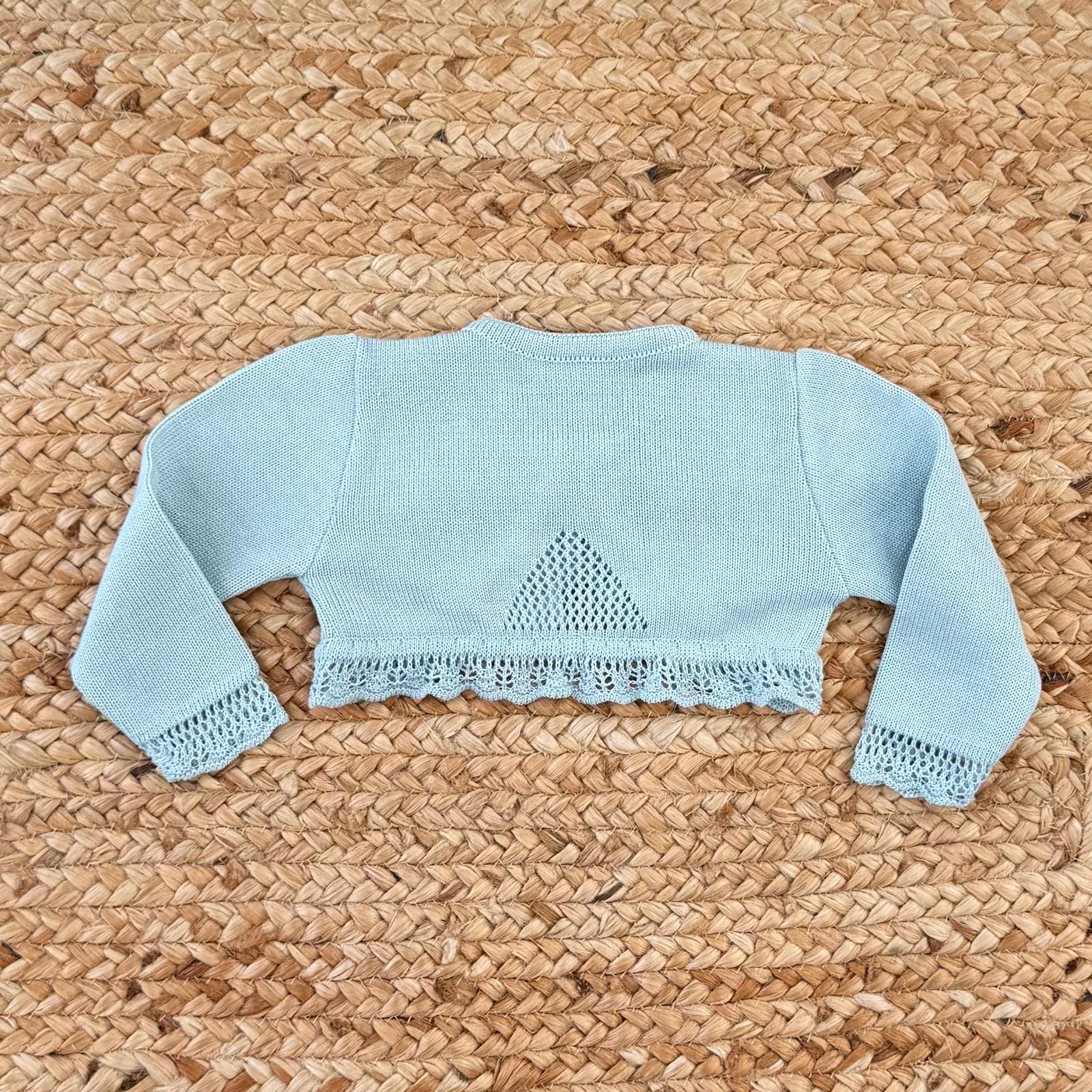 Coprispalle neonata azzurro vista posteriore con inserto triangolare traforato