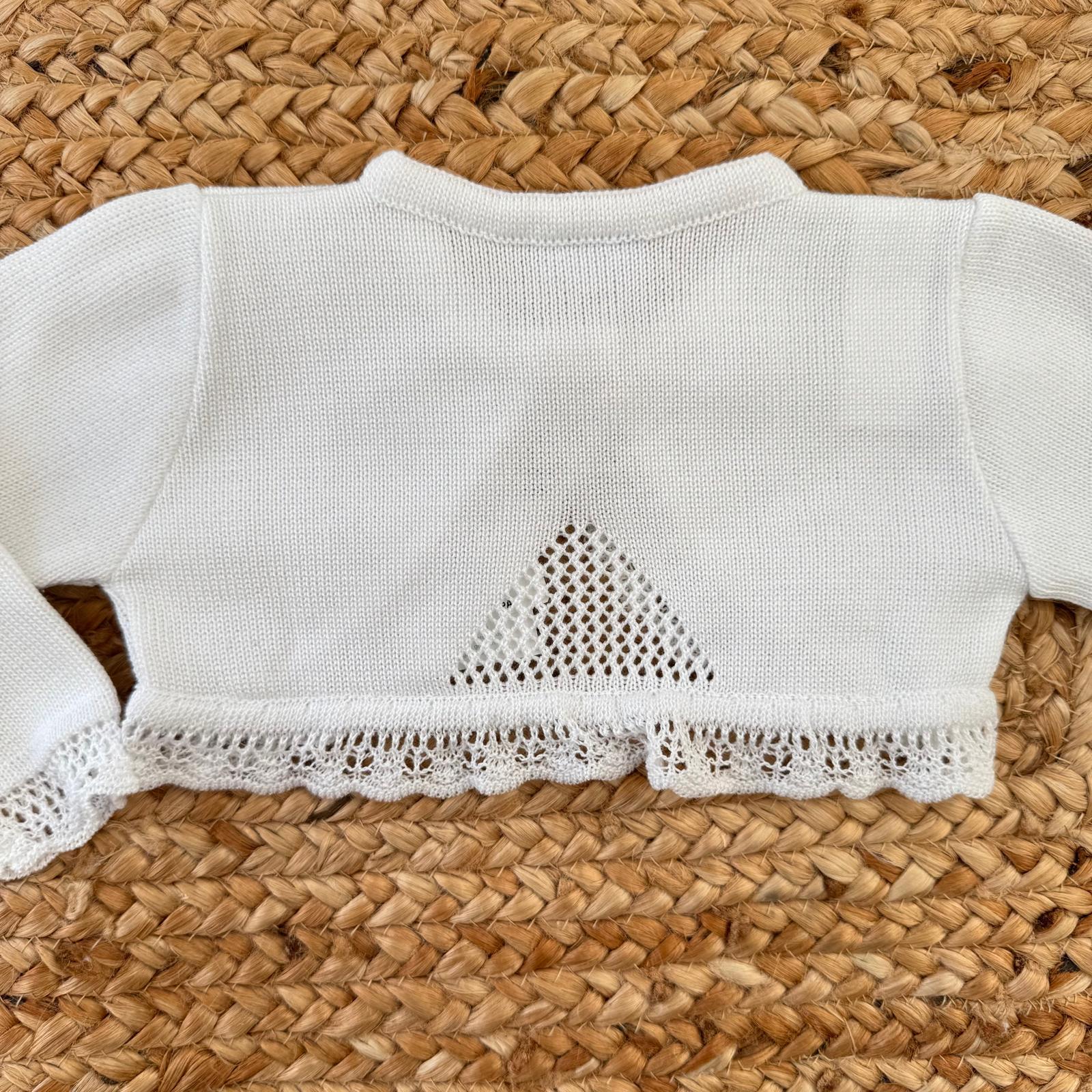 Coprispalle neonata bianco vista posteriore con inserto triangolare traforato