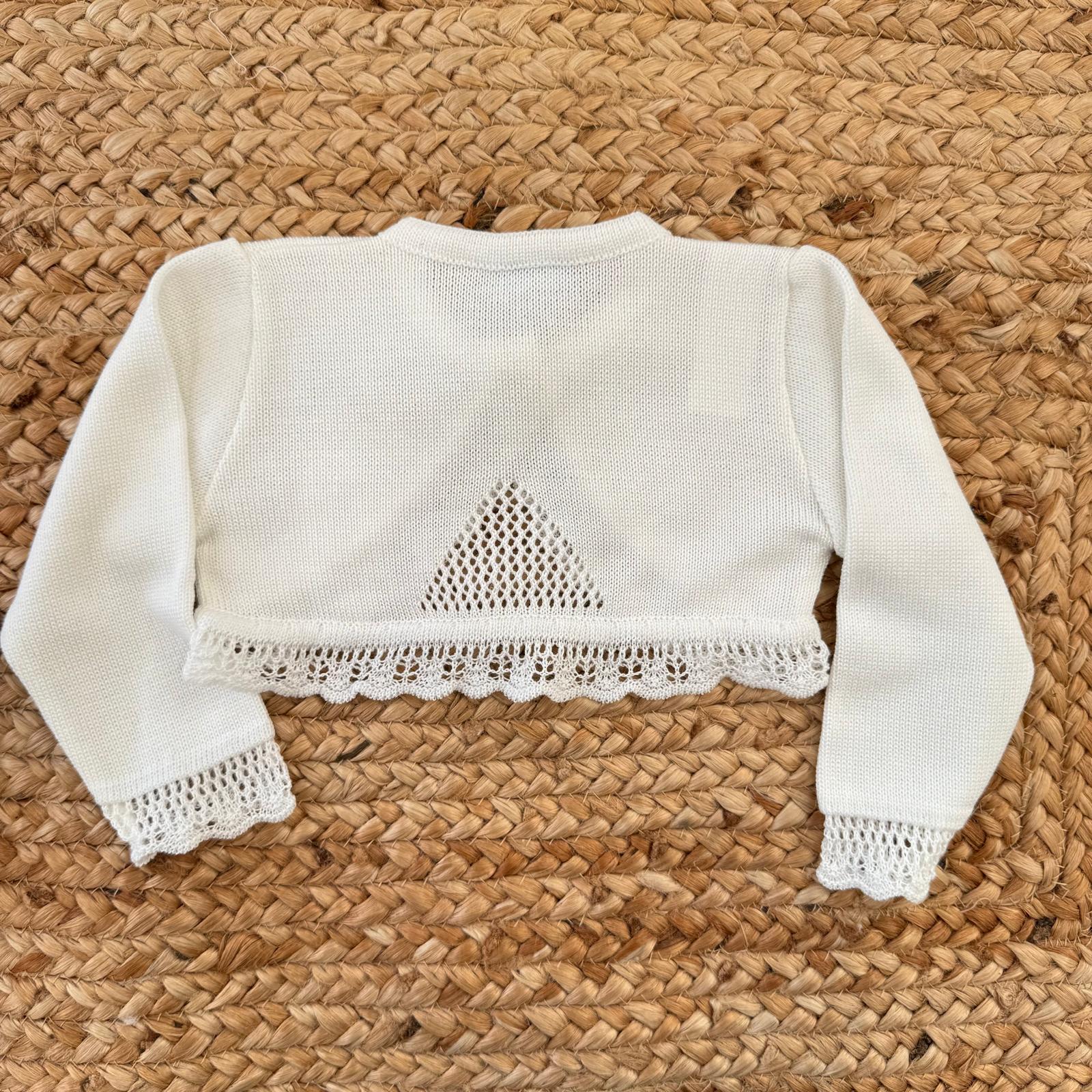 Coprispalle neonata panna vista posteriore con inserto traforato