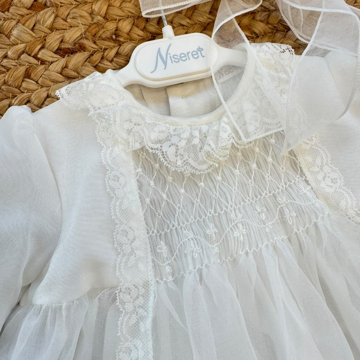Abito battesimo bimba bianco avorio con smock, pizzo e cuffietta