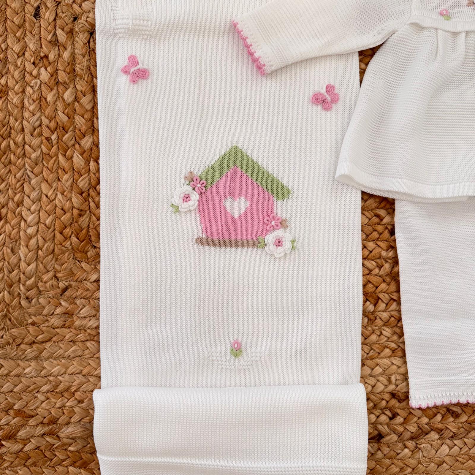 dettaglio ricamo casetta rosa corredino nascita bambina elegante