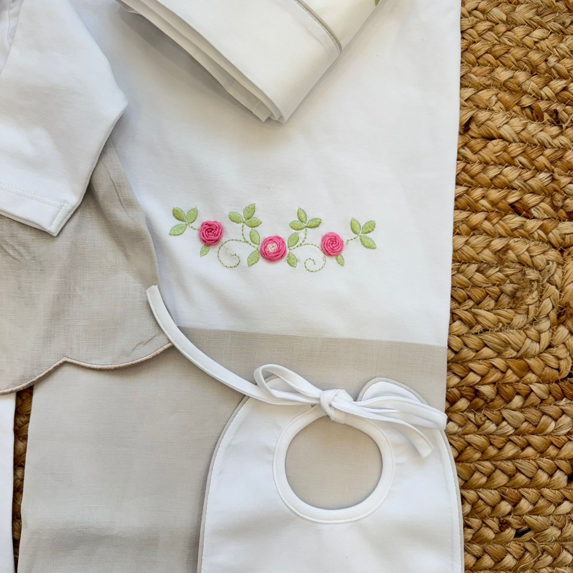corredino nascita bambina lino ricamo fiori rosa