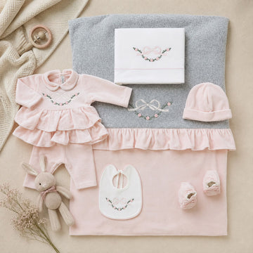 Uscita clinica neonata in ciniglia rosa con copertina, tutina e accessori coordinati