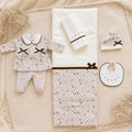 Uscita clinica neonata in caldo cotone con copertina sfoderabile, lenzuola, cappellino e bavaglino coordinati.