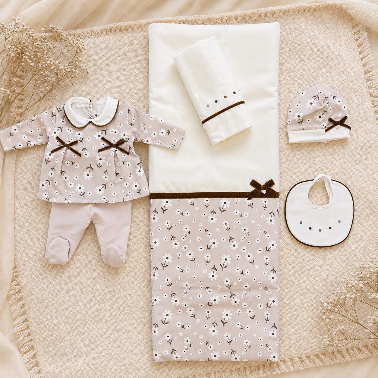 Uscita clinica neonata in caldo cotone con copertina sfoderabile, lenzuola, cappellino e bavaglino coordinati.