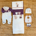 Uscita clinica neonata in ciniglia bianco panna e prugna con tutina, copertina sfoderabile, bavetta, cappellino, scarpine e lenzuolino coordinati.