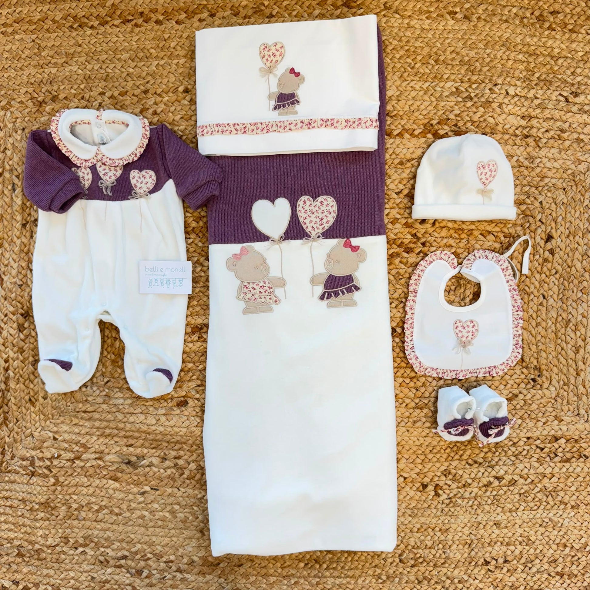 Uscita clinica neonata in ciniglia bianco panna e prugna con tutina, copertina sfoderabile, bavetta, cappellino, scarpine e lenzuolino coordinati.