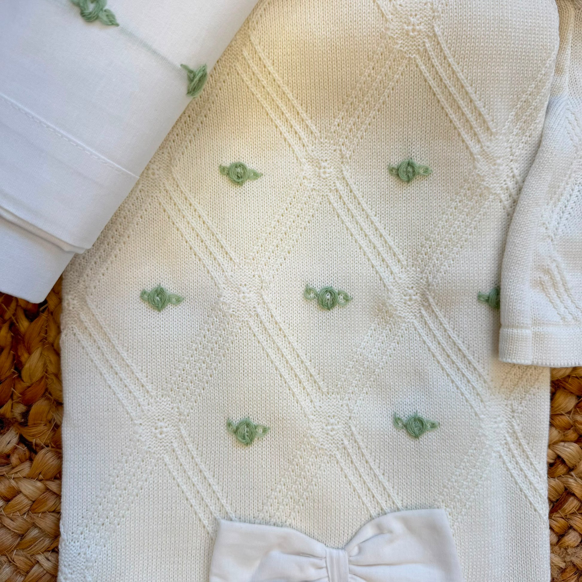 Uscita clinica neonata in lana panna con ricami verde salvia completa di corredino nascita