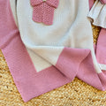 Set nascita uscita clinica neonata in pura lana merino beige e marsala rosa con copertina coordinata.