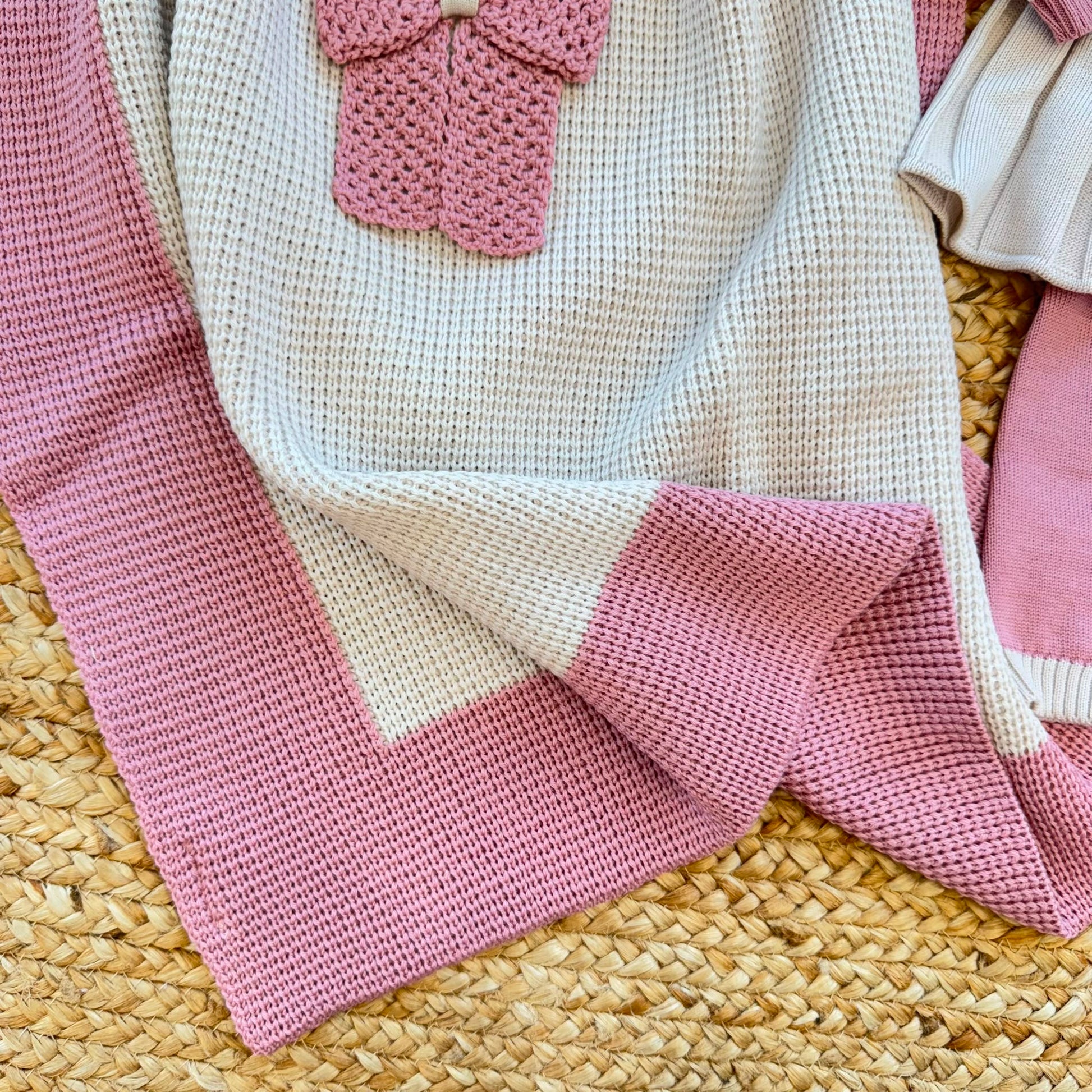 Set nascita uscita clinica neonata in pura lana merino beige e marsala rosa con copertina coordinata.