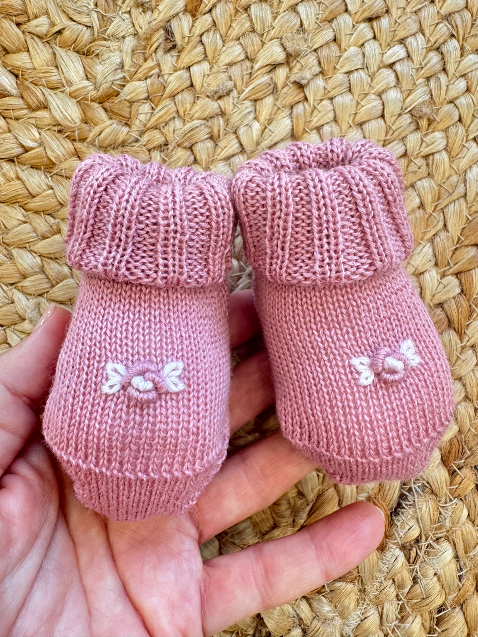 Set uscita clinica neonata rosa marsala in Lana Tollegno Merino Extrafine con copertina ricamata a mano.