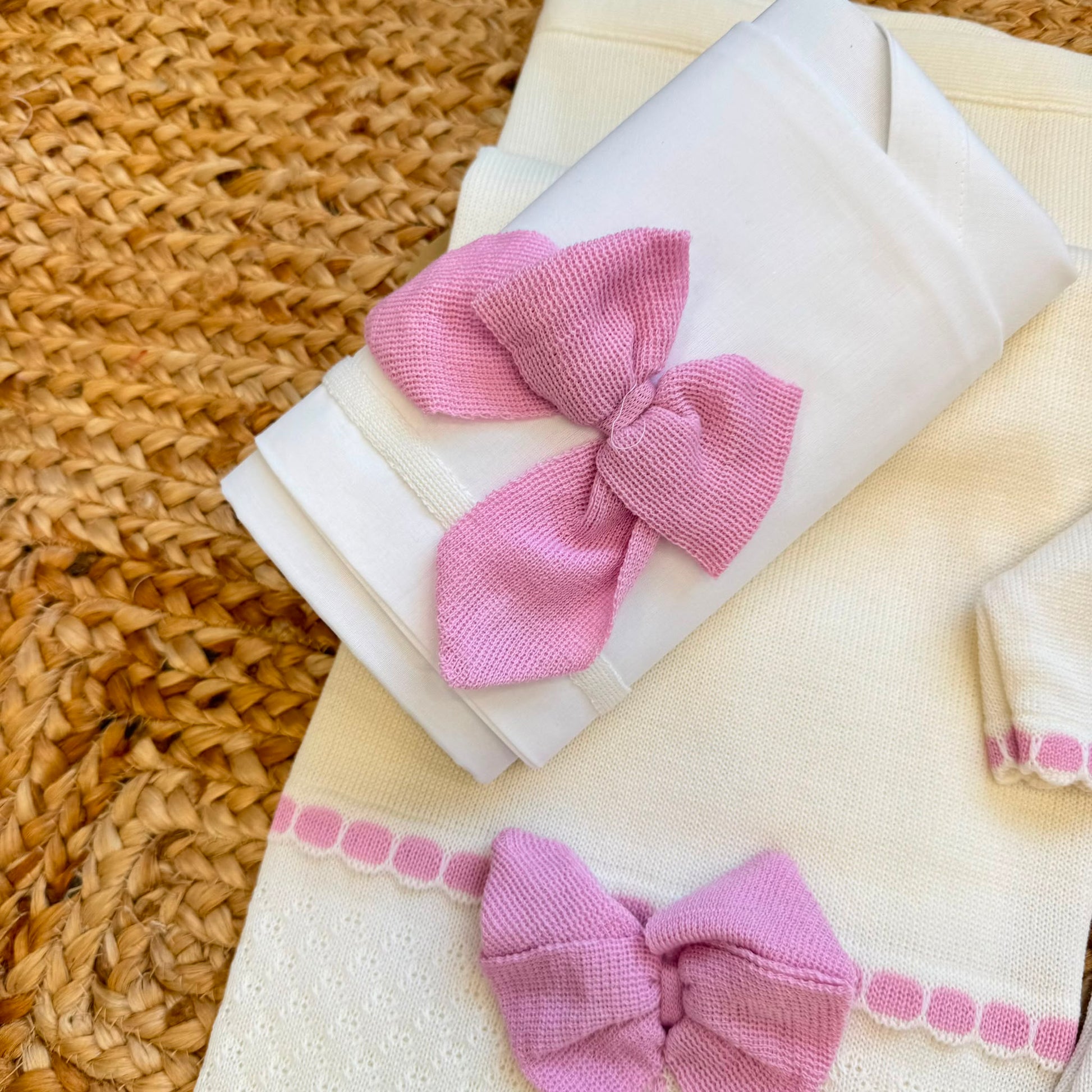 Uscita clinica neonata panna e rosa con maxi fiocchi, copertina, completo e accessori coordinati
