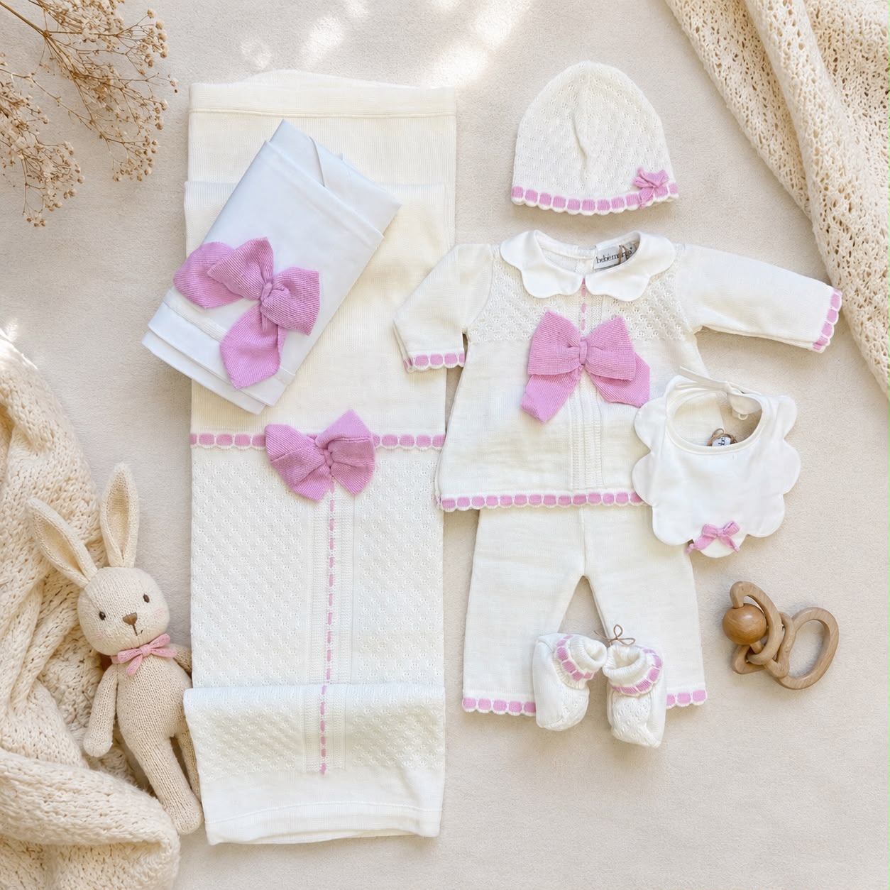 Uscita clinica neonata panna e rosa con maxi fiocchi, copertina, completo e accessori coordinati