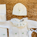 Uscita clinica neonata panna e verde salvia con tutina, copertina, cappellino, scarpine e accessori coordinati