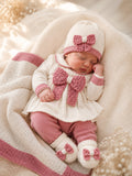 Corredino nascita neonata in pura lana con fiocco rosa, composto da copertina, completo due pezzi, cappellino e scarpine coordinate.