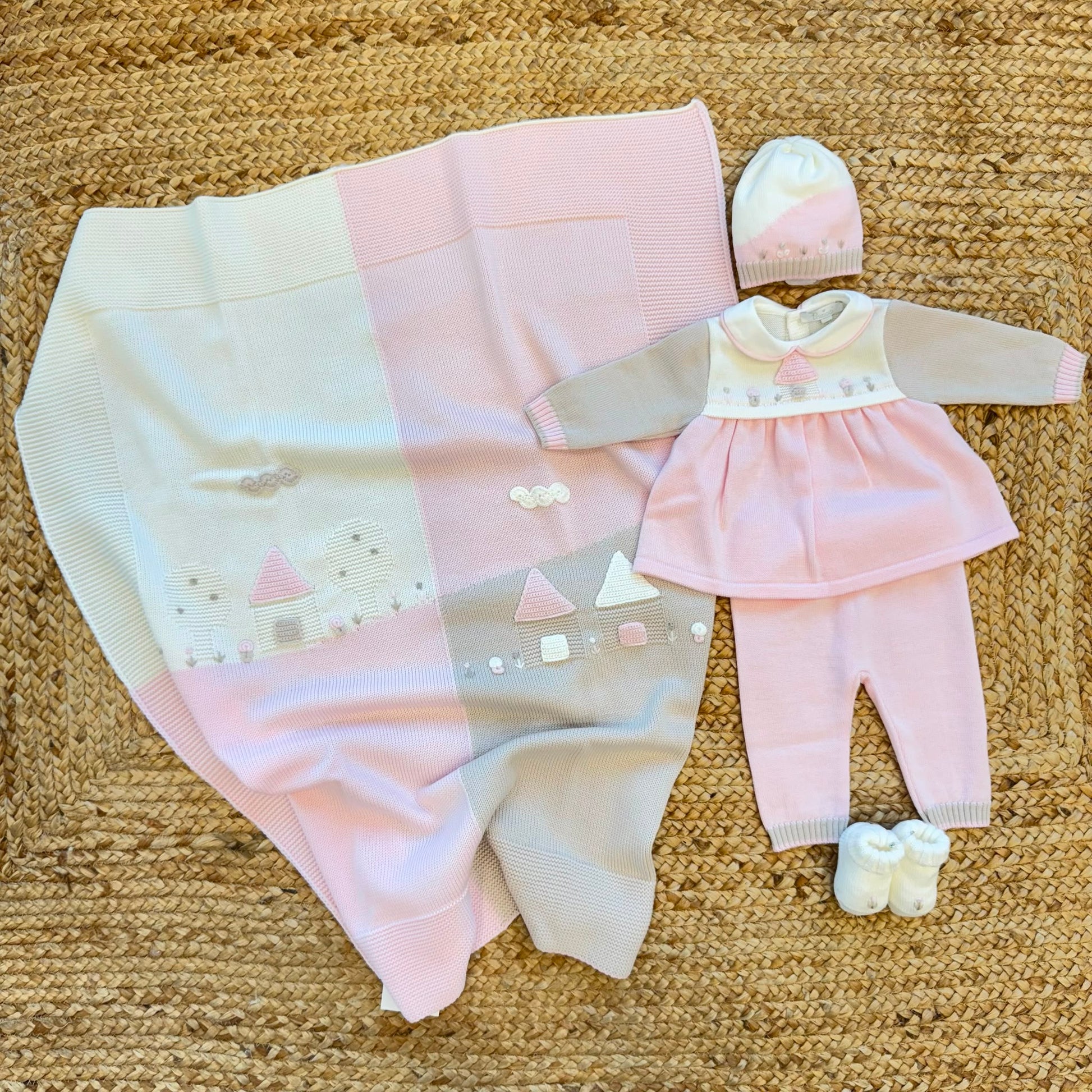 Uscita clinica neonata in pura lana con copertina ricamata nei colori latte, rosa cipria e beige Mars Made in Italy.