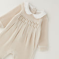 Tutina neonata in ciniglia beige vista posteriore con apertura a bottoncini – abbigliamento primi mesi