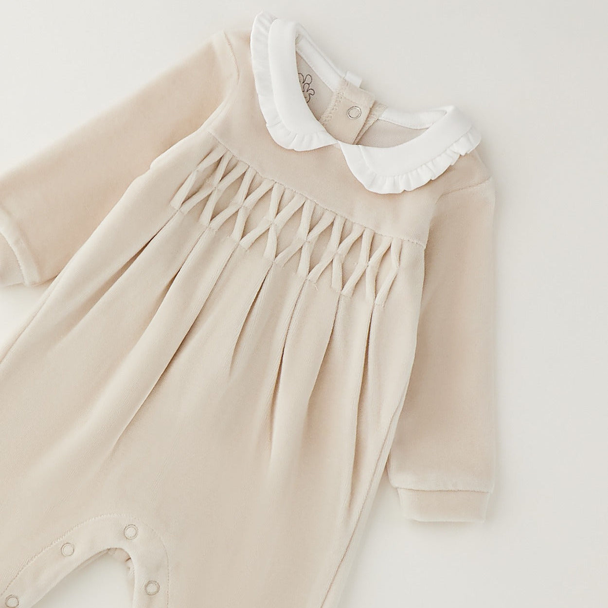 Tutina neonata in ciniglia beige vista posteriore con apertura a bottoncini – abbigliamento primi mesi