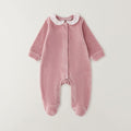 Dettaglio tutina nascita neonata in ciniglia rosa con colletto bianco a quadretti e coniglietto tono su tono.