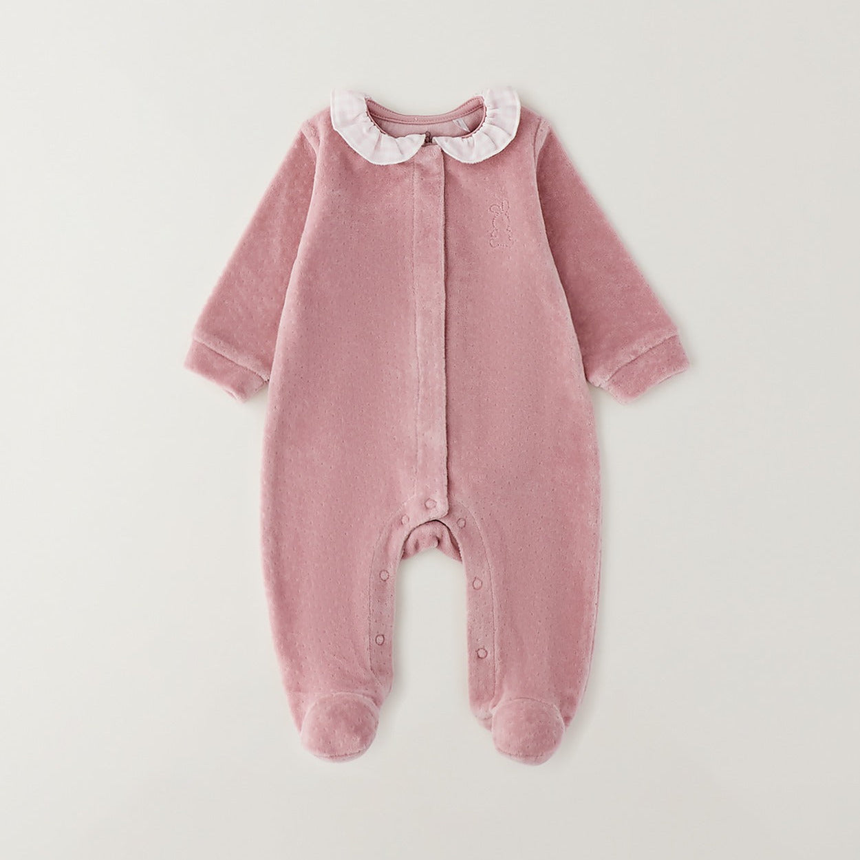 Dettaglio tutina nascita neonata in ciniglia rosa con colletto bianco a quadretti e coniglietto tono su tono.