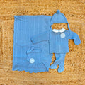Set nascita neonato azzurro con copertina, maglioncino con trecce, pantalone con piedini e cappellino con pompon