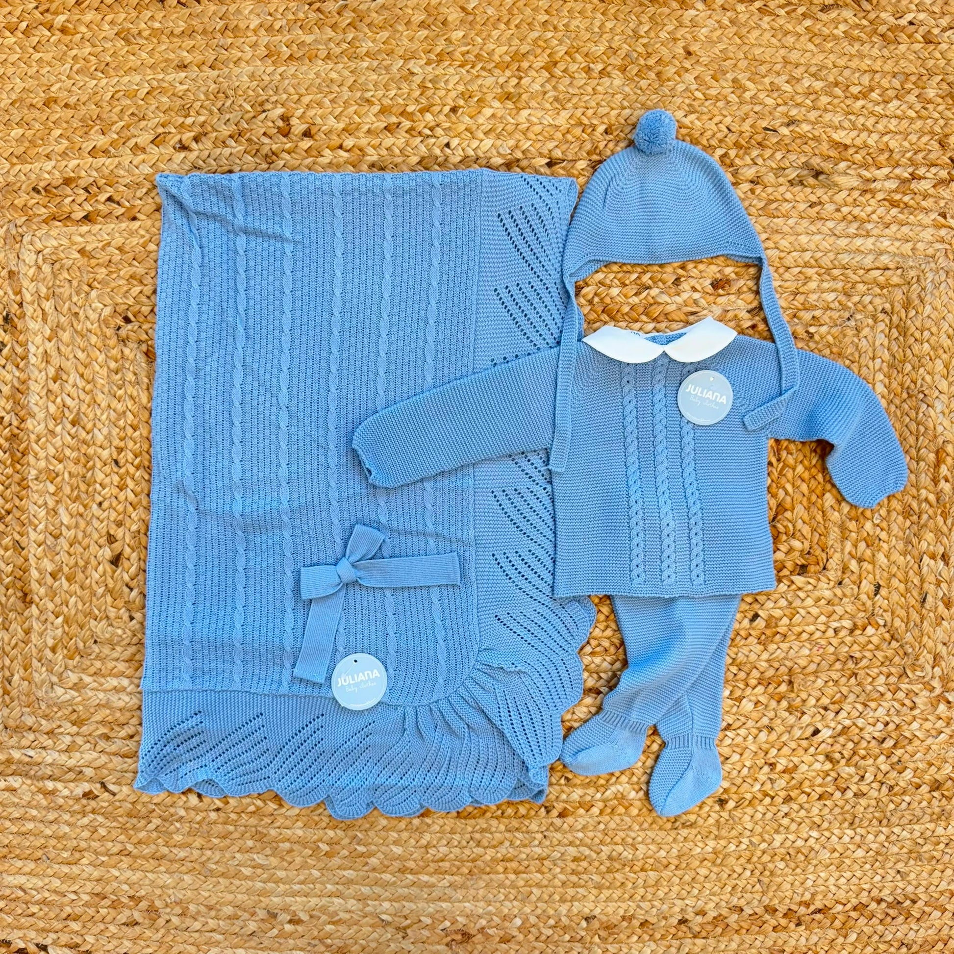 Set nascita neonato azzurro con copertina, maglioncino con trecce, pantalone con piedini e cappellino con pompon