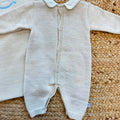 Uscita clinica neonato in lana merino beige con tutina copertina e lenzuolino ricamati
