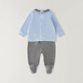 Completo neonato in ciniglia azzurro e grigio con maglia, colletto a righe e pantalone con piedini