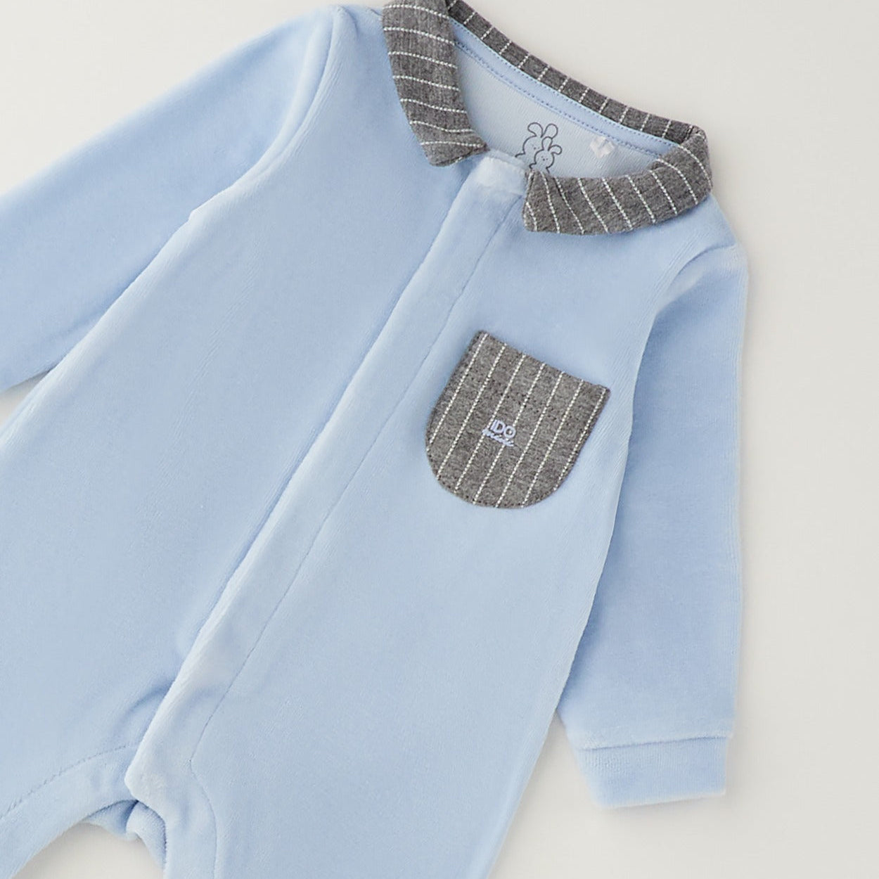 Tutina neonato in ciniglia azzurra con colletto e taschino grigio a righe, ideale per corredino nascita