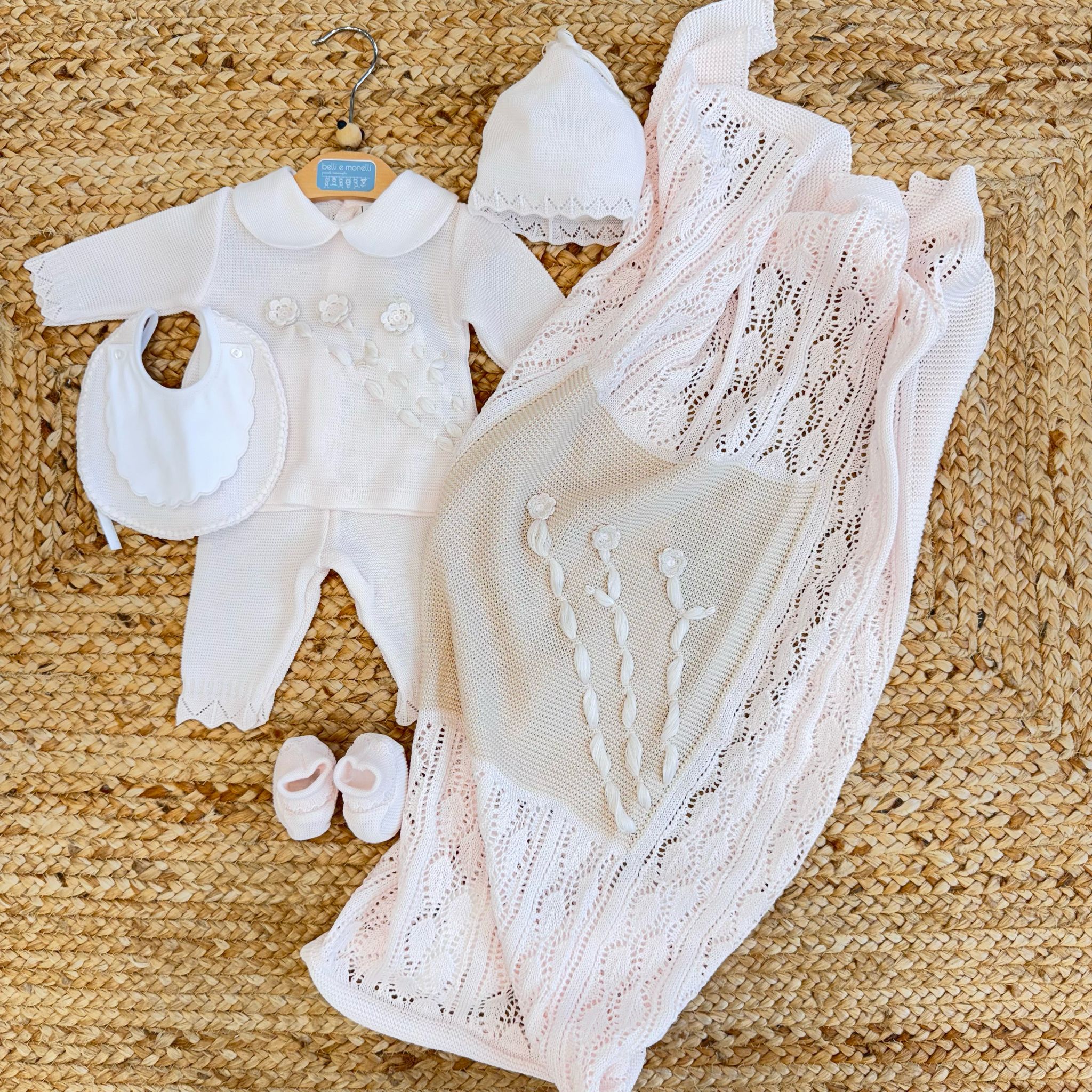 Corredino nascita rosa cipria con fiori ricamati e copertina beige
