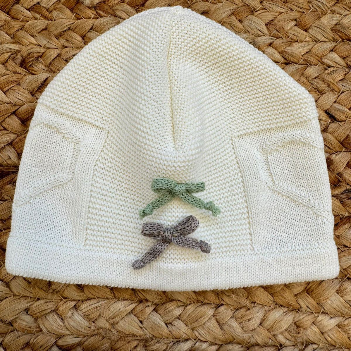 Cappellino neonata in maglia panna con fiocchetto verde salvia e tortora