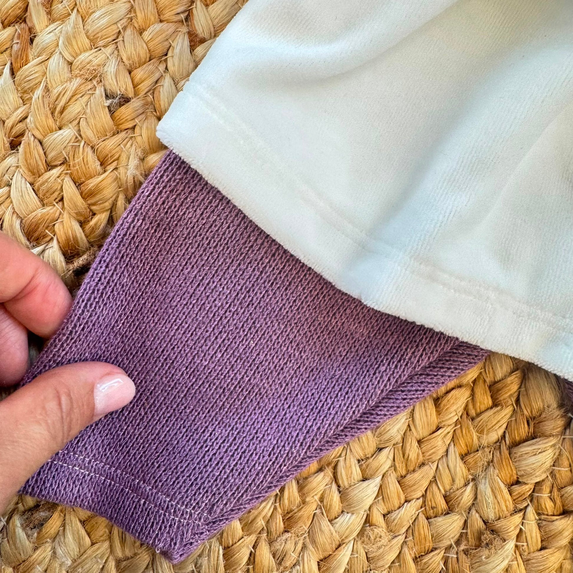 Uscita clinica neonata in ciniglia bianco panna e prugna con tutina, copertina sfoderabile, bavetta, cappellino, scarpine e lenzuolino coordinati.