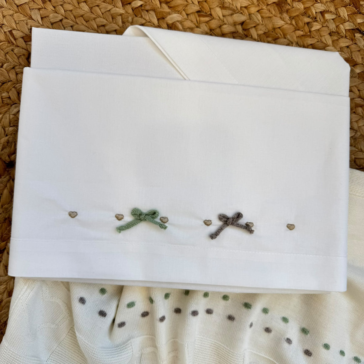 Lenzuolino bianco coordinato del corredino neonata con fiocchetti verde salvia e tortora