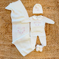 Uscita clinica neonata in pura lana bianco con copertina e ricami floreali realizzati a mano.