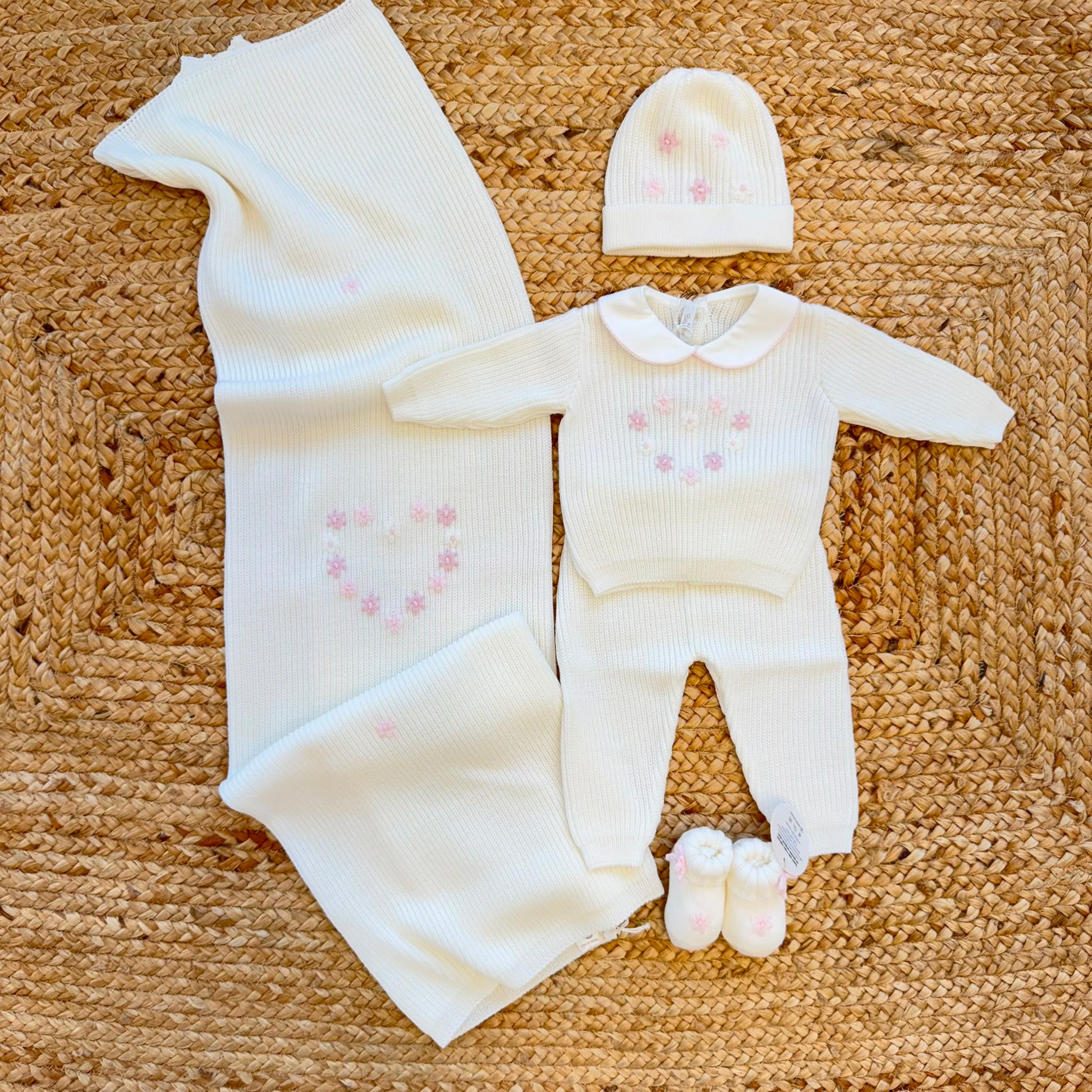 Uscita clinica neonata in pura lana bianco con copertina e ricami floreali realizzati a mano.