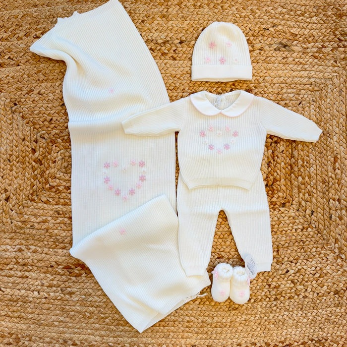 Uscita clinica neonata in pura lana bianco con copertina e ricami floreali realizzati a mano.