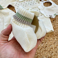 Scarpine neonata in maglia panna coordinate al corredino nascita