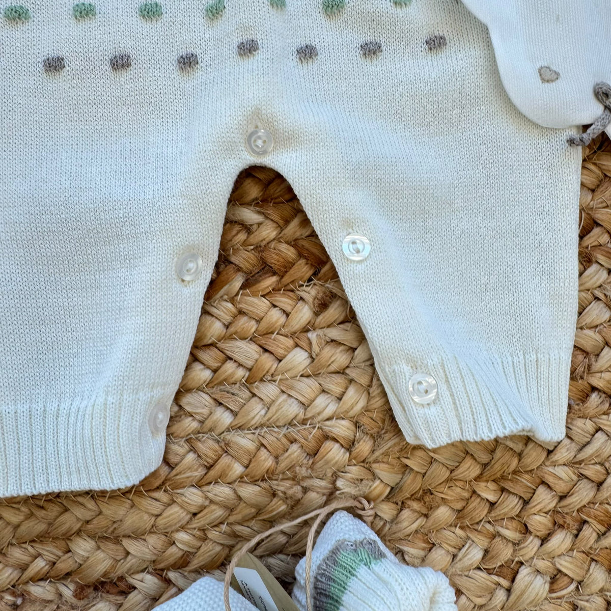 Pantalone della tutina in maglia panna con pois verde salvia, corredino nascita neonata