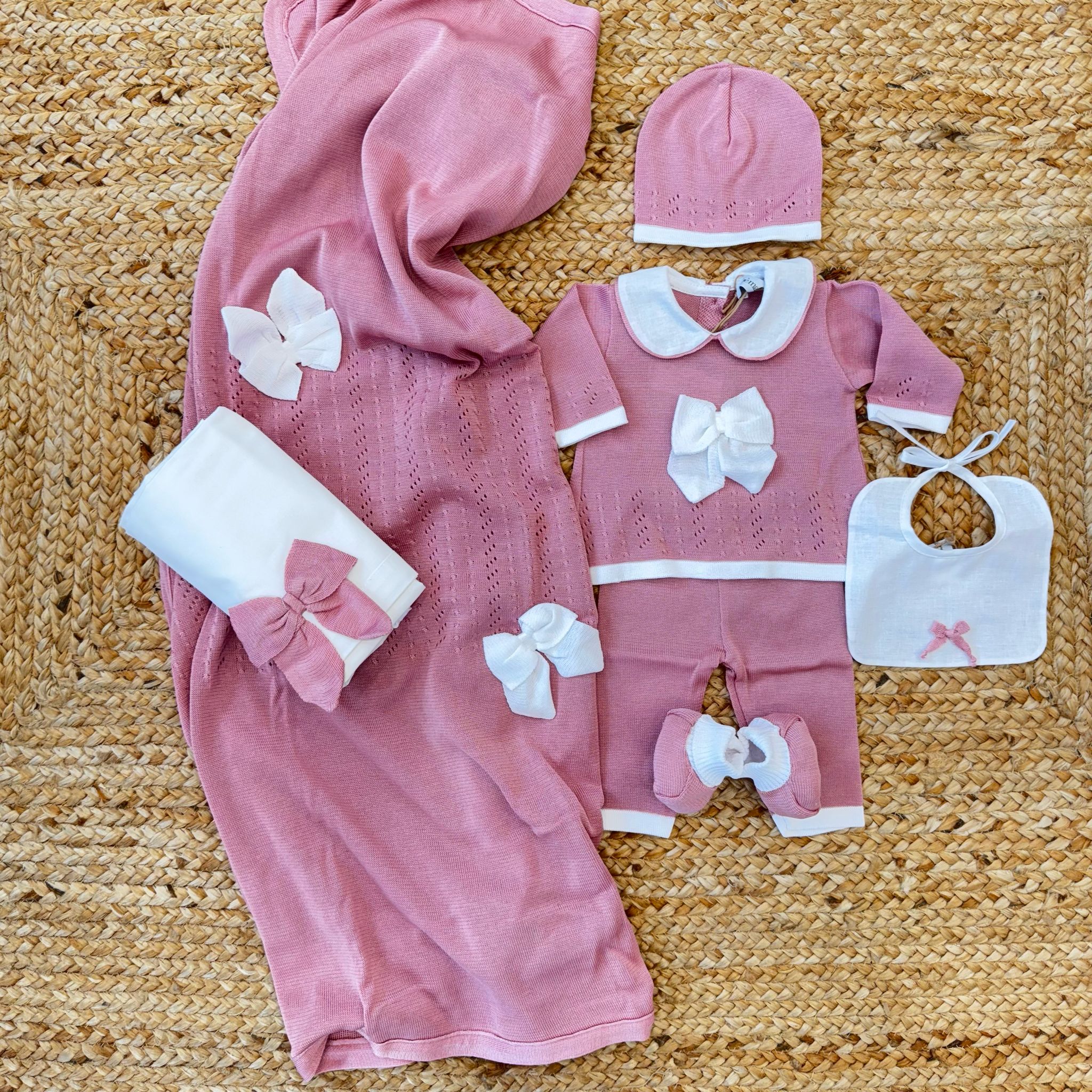 Corredino neonato in maglia rosa antico con coperta scialle doppiata