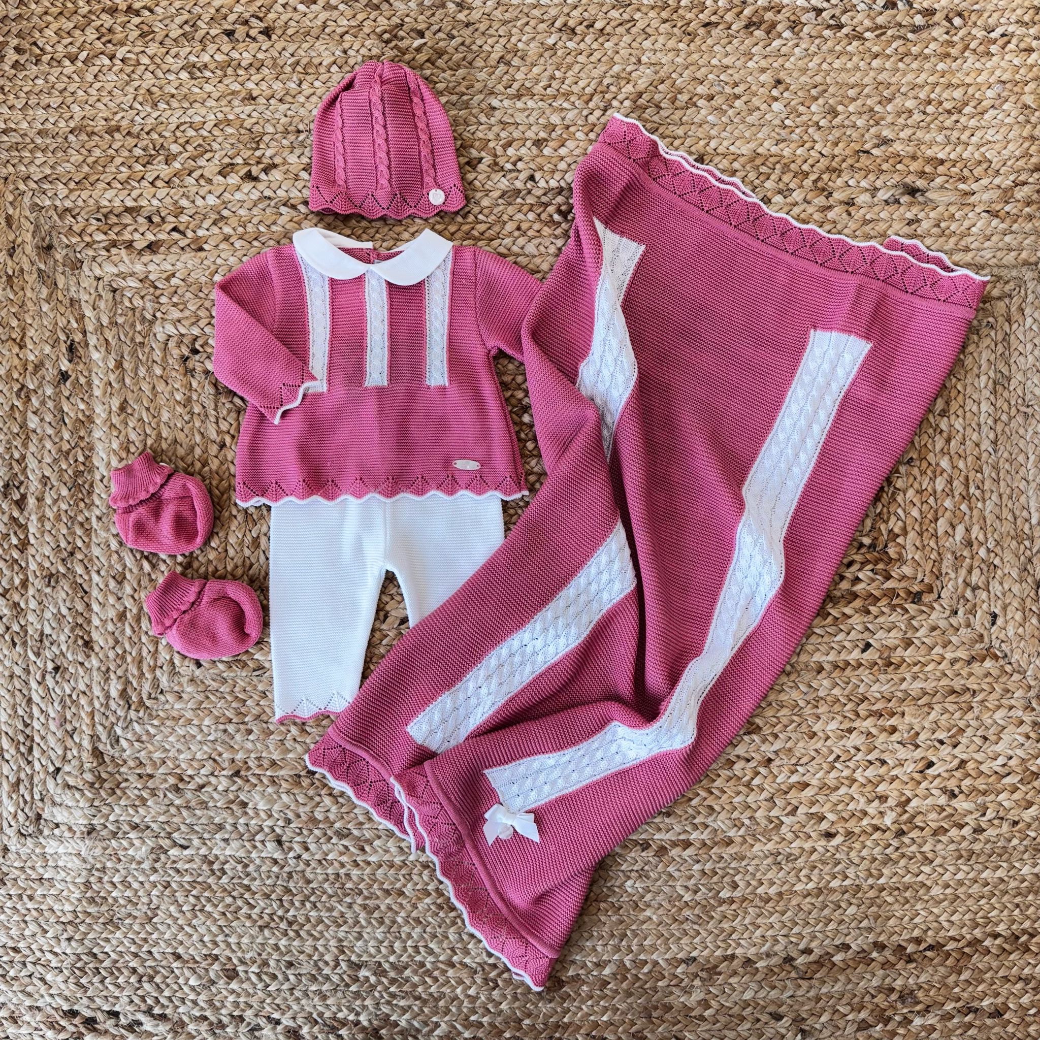 Corredino neonato in maglia rosa con coperta scialle e dettagli in pizzo