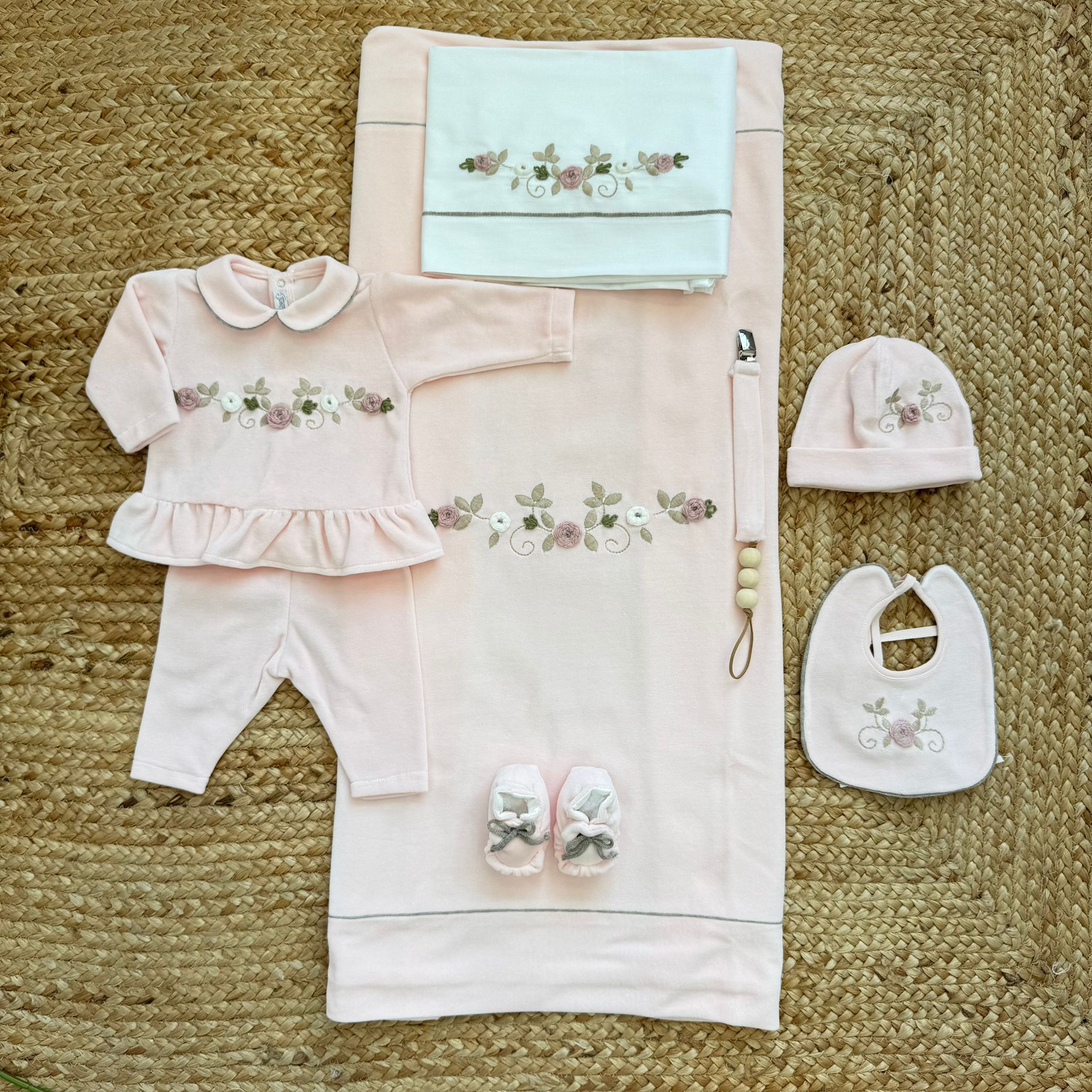 corredino nascita neonata in ciniglia rosa con ricami floreali completo