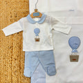 Set nascita neonato in cotone con tutina, cappellino e lenzuolino, decorato con un’applicazione mongolfiera in tessuto a righe azzurre. Perfetto per l’uscita dalla clinica e il primo corredino.