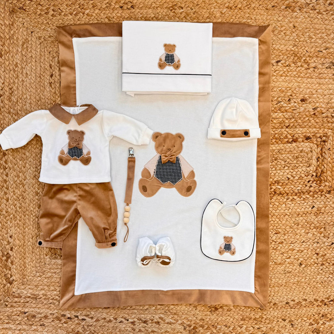 corredino neonato in ciniglia panna e beige con orsetto ricamato e tutina
