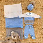 corredino neonato in pura lana azzurro e beige con copertina e accessori