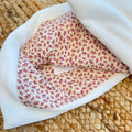 Uscita clinica neonata in ciniglia bianco panna e prugna con tutina, copertina sfoderabile, bavetta, cappellino, scarpine e lenzuolino coordinati.