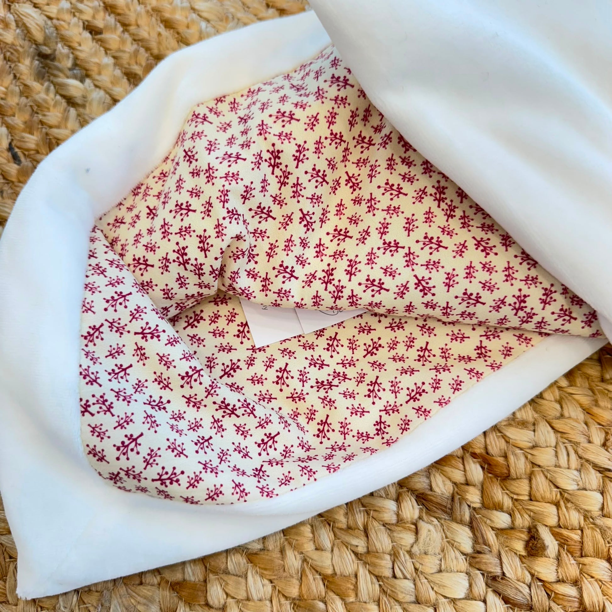 Uscita clinica neonata in ciniglia bianco panna e prugna con tutina, copertina sfoderabile, bavetta, cappellino, scarpine e lenzuolino coordinati.