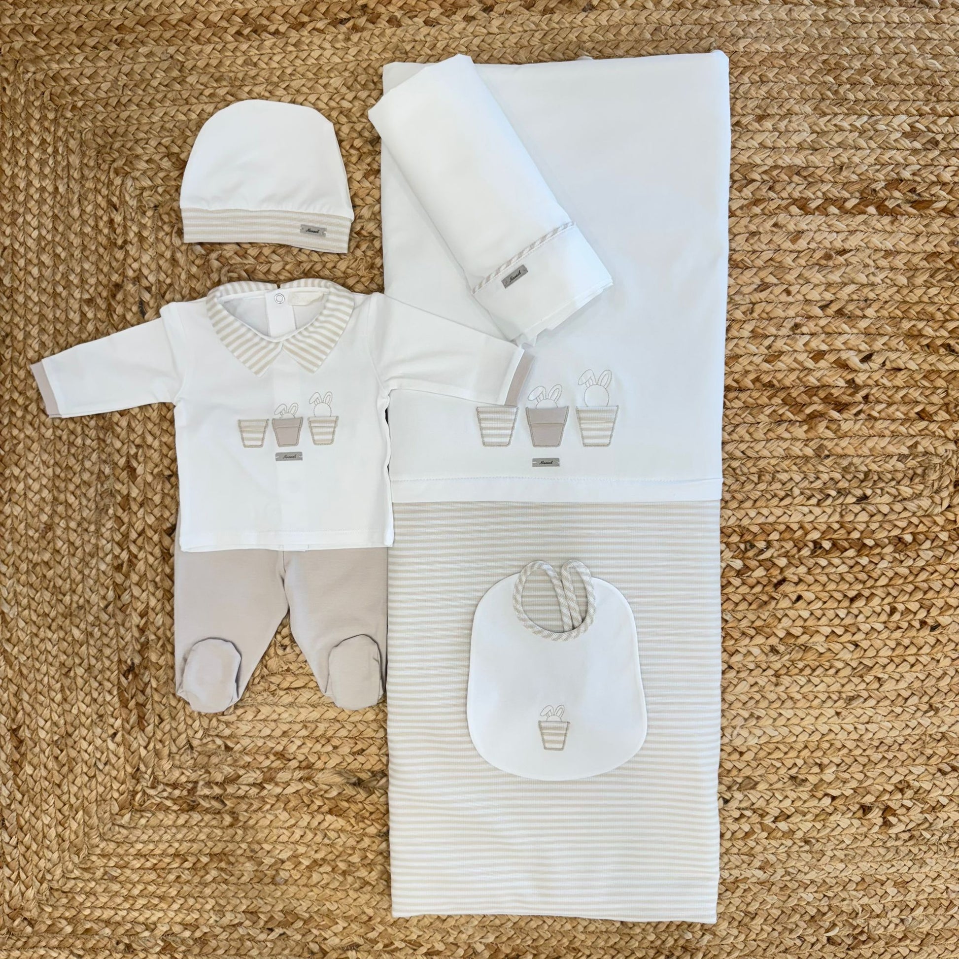 Set completo corredo neonato Ninnash in cotone 100% con applicazioni coniglietti, composto da copertina, maglietta, ghettina e accessori.