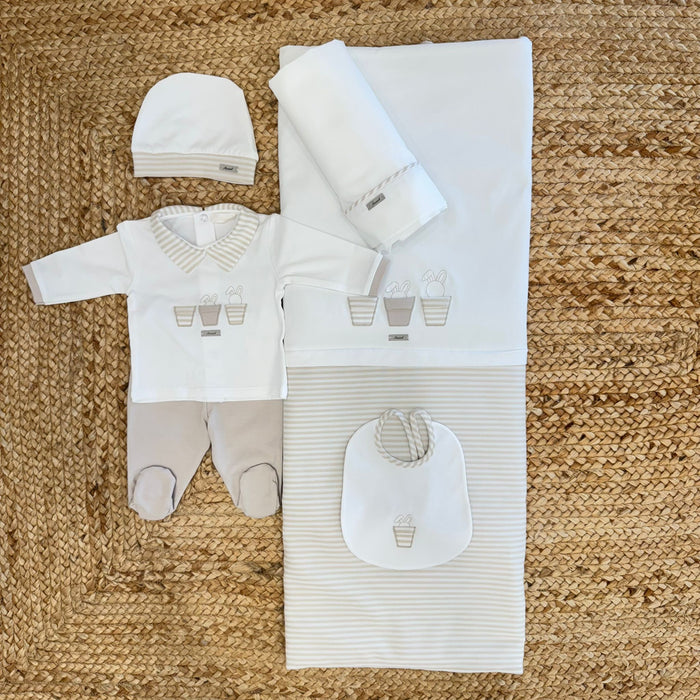 Set completo corredo neonato Ninnash in cotone 100% con applicazioni coniglietti, composto da copertina, maglietta, ghettina e accessori.