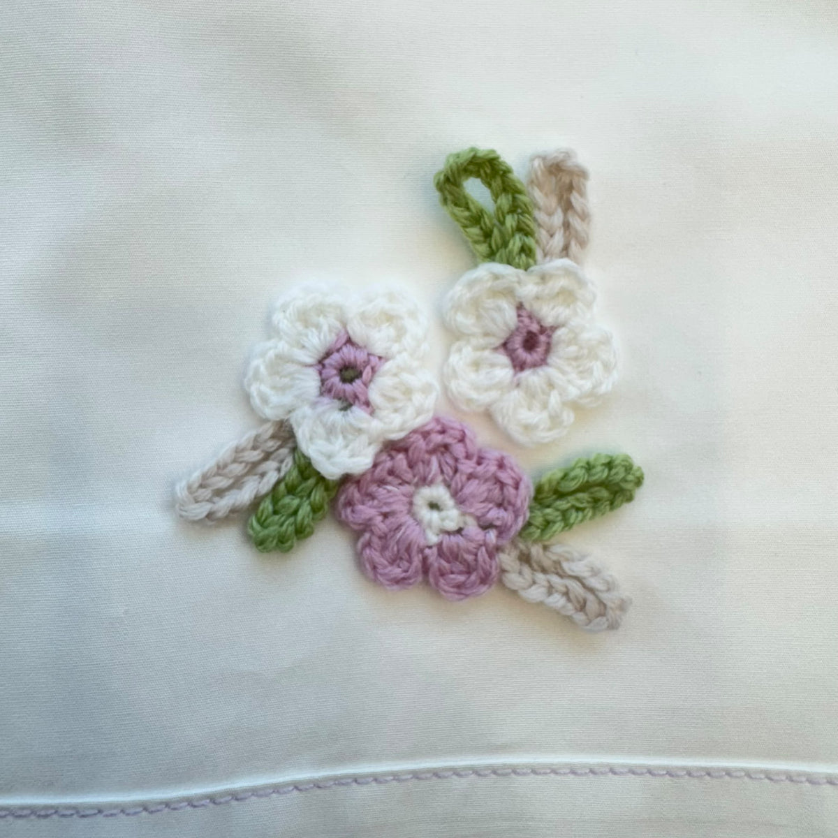Completo lenzuola neonata in cotone bianco con fiori crochet rosa e bianchi per baby culla